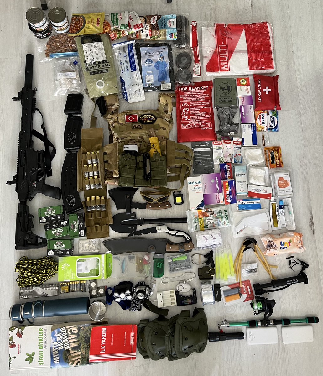 Güncel ekipmanlar.( çadır,tulum,güneş panellerim,telsiz, tüm gıda ve su stoğum ve diğer birçok ekipman fotoğrafa sığmadığı için görselde yoktur.) Fotoğrafdaki tüm ekipmanlar 65L alicepack e sığmaktadır.