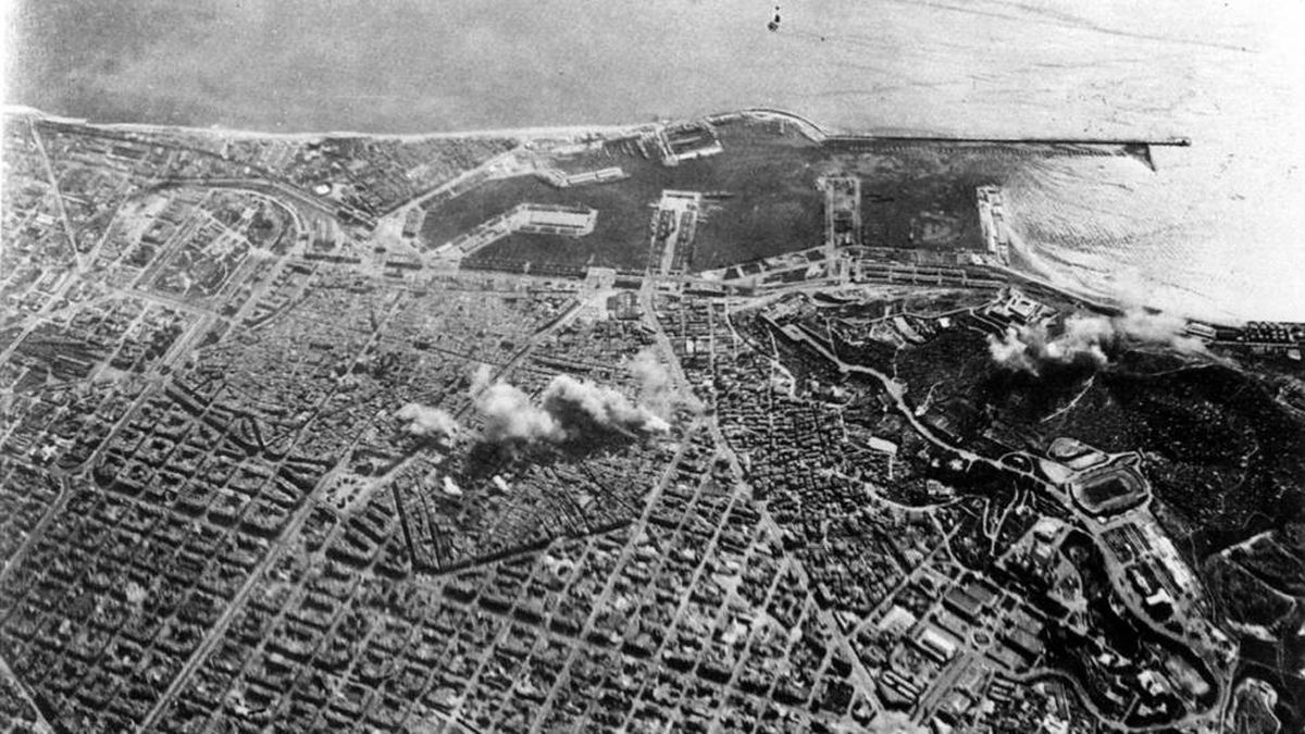 #TalDiaComAvui, 3 d'agost de 1938, a les 22.50h i 0.40h ja dia 4, 8 avions SM81 feixistes italians, recolzant l'exèrcit colpista franquista, bombardegen #PobleSec, #CiutatVella, #Eixample i #TrinitatVella a la carretera de Ribes, 17. Els antiaeris toquen un dels avions feixistes.