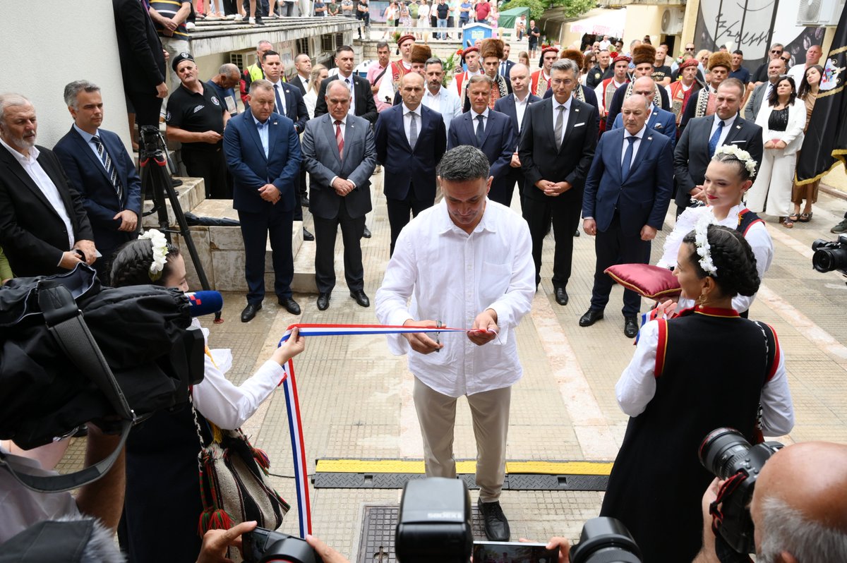 Vlada Republike Hrvatske (@vladarh) on Twitter photo PVRH <a href="/AndrejPlenkovic/">Andrej Plenković</a>: Otvaranje Spomen-prostora u Sinju čin je priznanja i inicijativa koje su pokrenute kako bismo mladim generacijama omogućili da vide istinske heroje. Uz zahvalu svim 🇭🇷braniteljima posebnu počast dajemo za 116 poginulih branitelja iz Sinja i Cetinskog kraja. PVRH <a href="/AndrejPlenkovic/">Andrej Plenković</a>: Otvaranje Spomen-prostora u Sinju čin je priznanja i inicijativa koje su pokrenute kako bismo mladim generacijama omogućili da vide istinske heroje. Uz zahvalu svim 🇭🇷braniteljima posebnu počast dajemo za 116 poginulih branitelja iz Sinja i Cetinskog kraja.