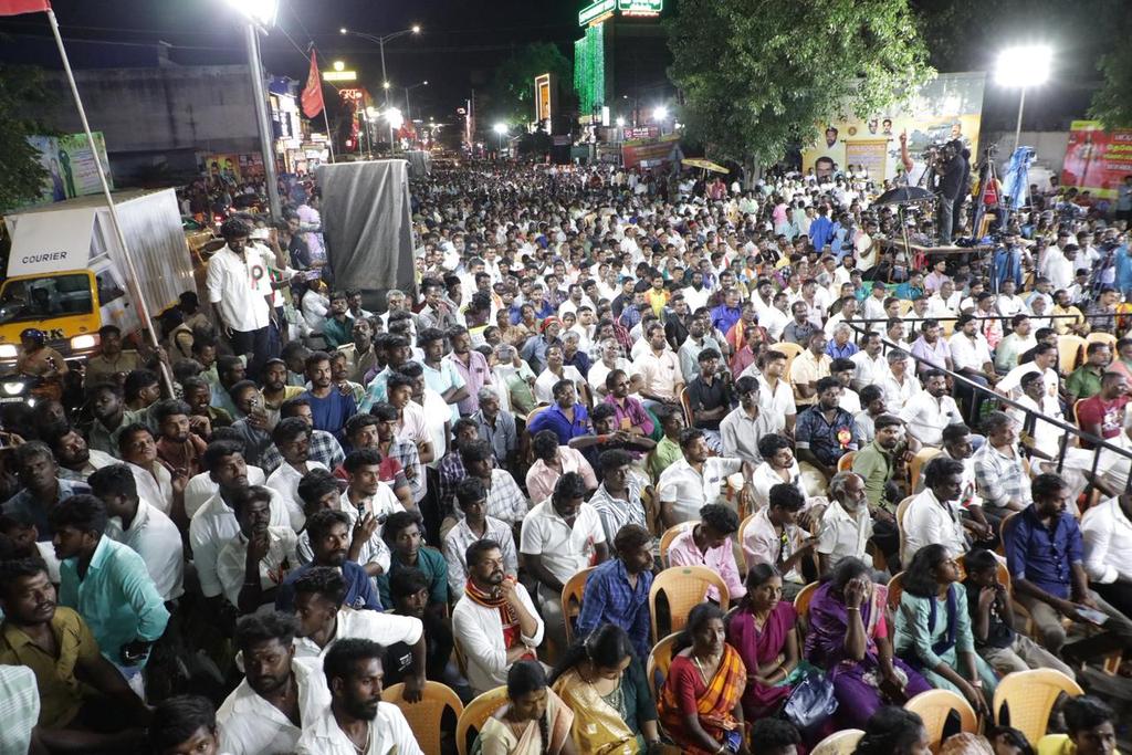 Seeman4TN's tweet image. #பட்டியல்வெளியேற்றமே_பைந்தமிழர்விடுதலை என்ற முழக்கத்தை முன்வைத்து 
தேவேந்திர குல வேளாளர்  எங்களைப் பட்டியல் பிரிவிலிருந்து வெளியேற்றக்கோரி, நாம் தமிழர் கட்சி சார்பாக ஆடி 17ஆம் நாள் (02.08.2025) மாலை 05  மணியளவில் தேனி பங்களாமேடு பகுதியில் பேரெழுச்சியாக நடைபெற்ற மாபெரும் மக்கள்…