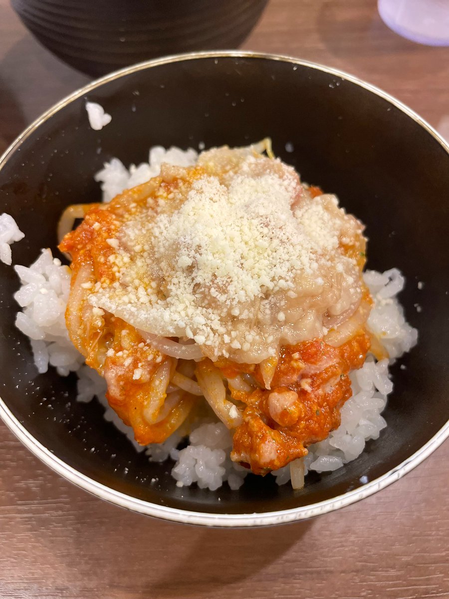 草加　顎で喰らえ
トマトカレー🍜　半🍚　粉🧀

隙間を縫って去年のリベンジ成功‼️

店内に立ち上るカレーのいい香り🍛
🍅🍛はそのままでも👍ですが個人的はスープに溶けてからが抜群に😋

完飲がキツイお年頃ですが今日はゴクゴクっと

２周年おめでとうございます🎉
当日お祝い出来て良かったです🎊