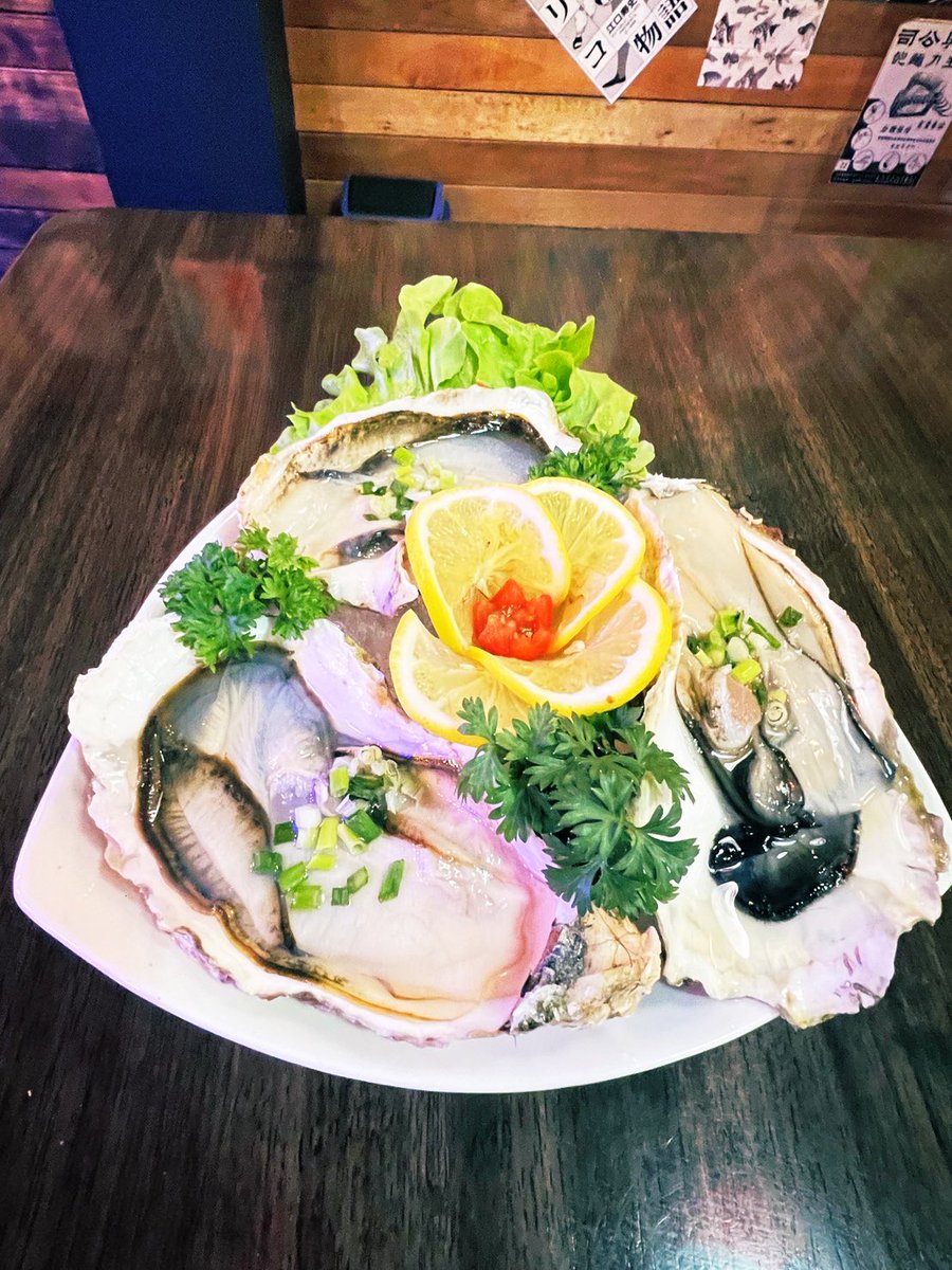 sunset_pattaya's tweet photo. 🍣🐚【海鮮強化中】
パタヤ 3rd Road『いざかや日の出』では、新鮮な海鮮メニューを大幅強化中🔥
写真は大人気の刺身盛り合わせと、プリプリの生牡蠣3個セット🦪✨
夜風にあたりながらキンキンのビアチャンで弥栄🍺
#パタヤ居酒屋 #刺身 #生牡蠣 #3rdroad #日の出 https://t.co/hVrHmpuQqX