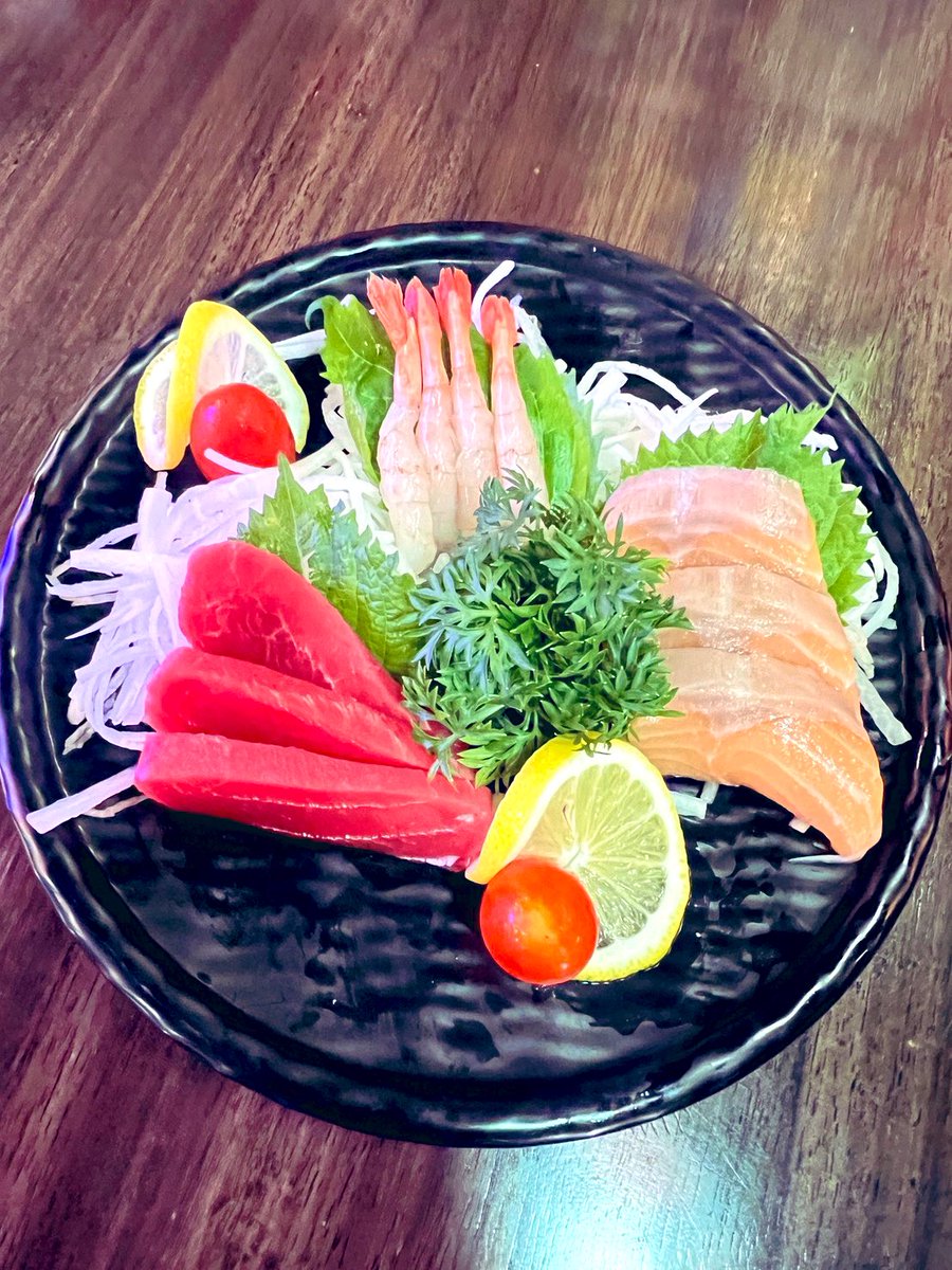 sunset_pattaya's tweet photo. 🍣🐚【海鮮強化中】
パタヤ 3rd Road『いざかや日の出』では、新鮮な海鮮メニューを大幅強化中🔥
写真は大人気の刺身盛り合わせと、プリプリの生牡蠣3個セット🦪✨
夜風にあたりながらキンキンのビアチャンで弥栄🍺
#パタヤ居酒屋 #刺身 #生牡蠣 #3rdroad #日の出 https://t.co/hVrHmpuQqX