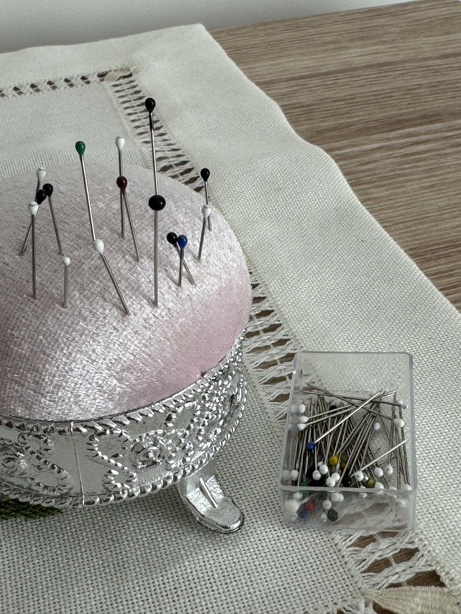 Tesettürlü arkadaşlar iğnelerin ne kadar dandikleştiğinin farkında değil mi? Bir kutu toplu iğneden ucu düzgün olanlar iğnedenliktekiler. Kutu içindekiler eşarpları çektiren mahveden kör uçlular.