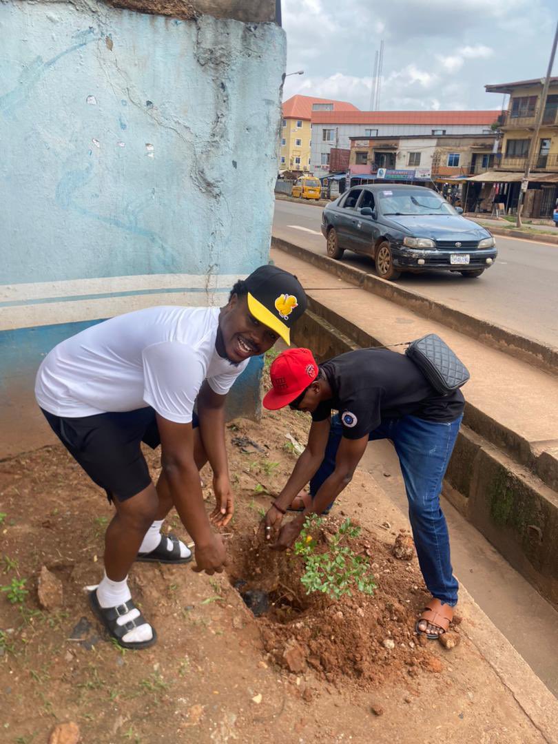 The__Vyrus's tweet image. DM to volunteer, donate, or just send us encouragement and chilled Zobo 🍃
Let’s make Enugu green again.
#GreenEnuguInitiative #TreeByTree #OxygenLoading #50kTreesOrNothing