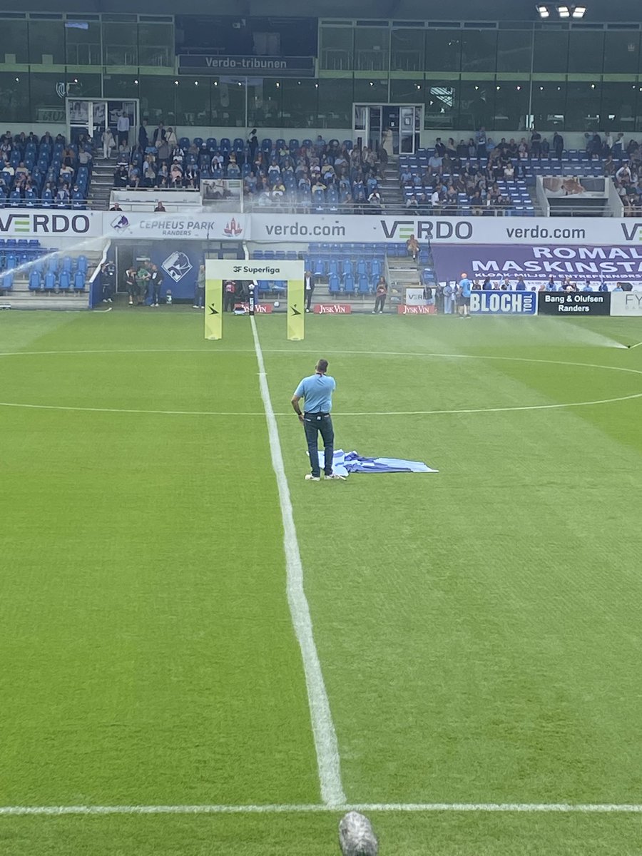 Det godt nok en ringe optegnet midterlinje 😂😂 #sldk #rfcsif