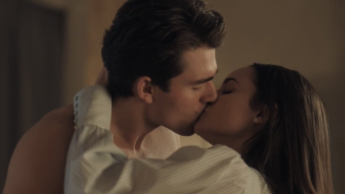 ʙɪᴀ; off campus era 🏒 tweet media