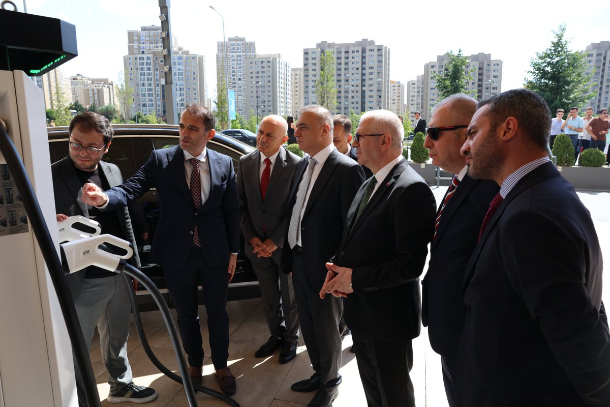 Oto elektrik şarj ekosisteminin dünyada yeterince yaygınlaşamaması, şarj teknolojilerindeki çeşitliliğin getirdiği zorluklar; elektrikli araçların sorunsuz şarj bağlantısı ve ödeme sistemlerindeki olası kolaylıklar EV kullanıcı deneyimini geliştirmeye açık. <a href="/halkbank/">Halkbank</a> #parafPAY