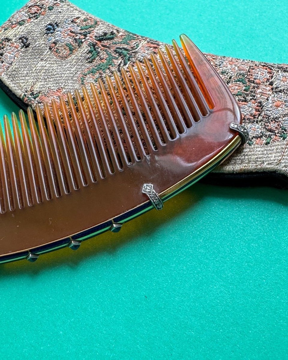 The Row SS26 look 1, featuring a Cartier art deco horn hair comb from the collection of Kentshire Galleries