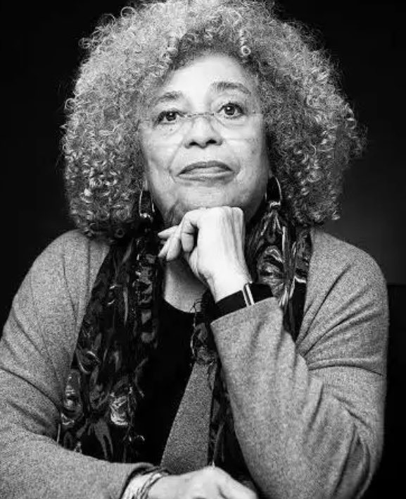 “Qualquer pessoa interessada em provocar uma mudança no mundo precisa aprender a cuidar de si mesma”.

Angela Davis, filósofa, professora e escritora.