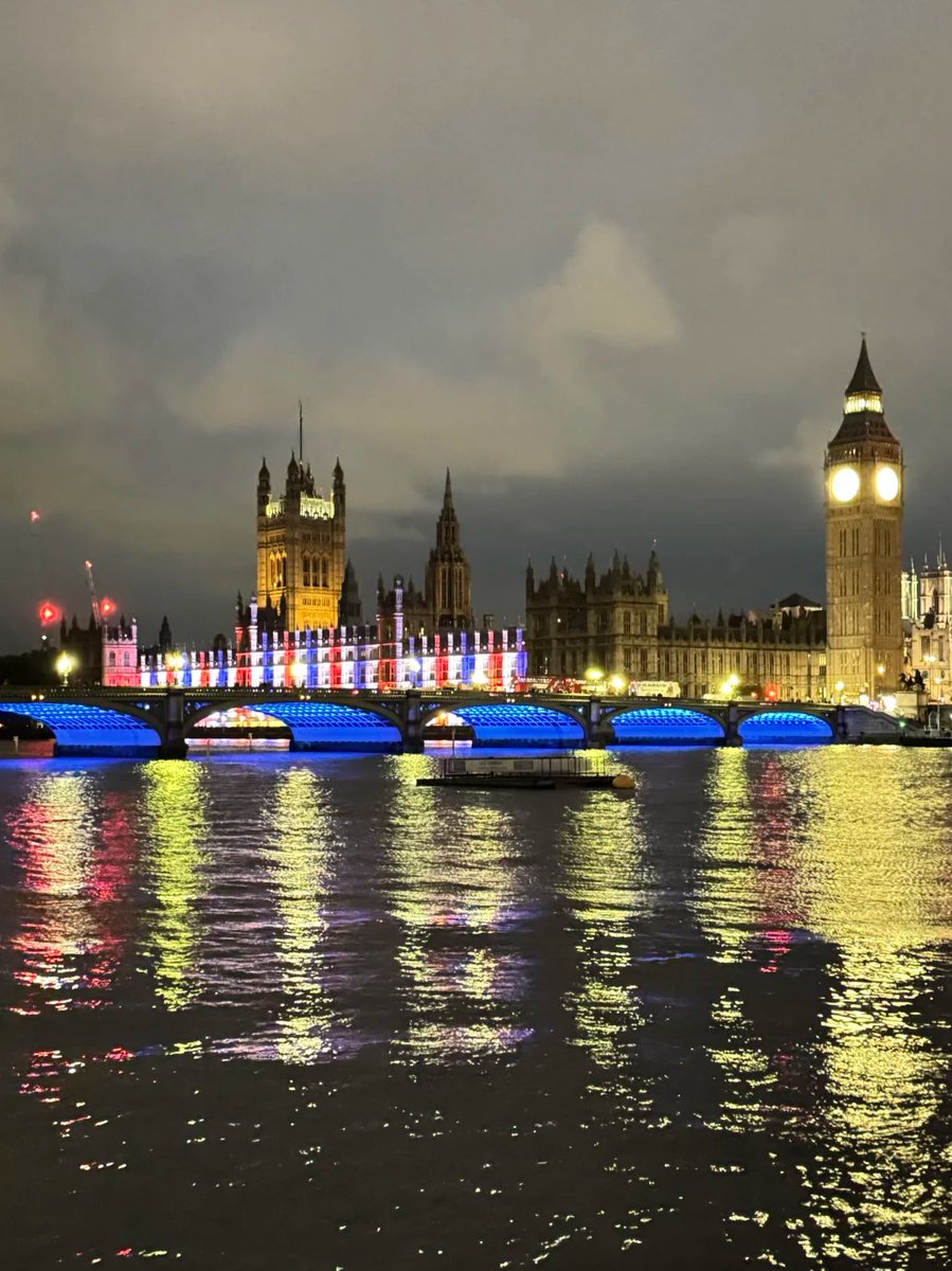 LinaNugroho's tweet image. London nights looking like a dream ✨🌉
Big Ben glowing London Eye glowing and the Thames reflecting it all 💡🌃🇬🇧
#LondonByNight #ThamesViews #CityLights