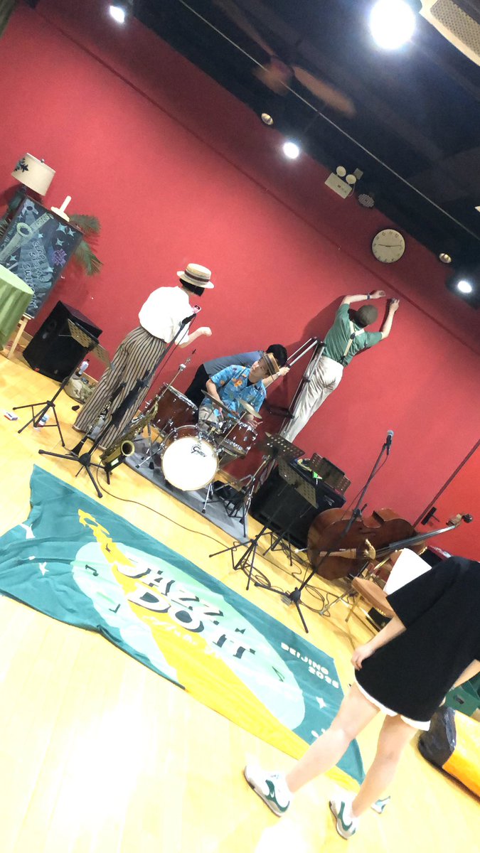 北京４日目、最終日！

ステージと飲み会で慌ただしく、全然更新でけへんのですが、本日はスウィングスタジオ（スウィングダンス専門のスタジオ）でパーティーです♩

只今会場設営中。