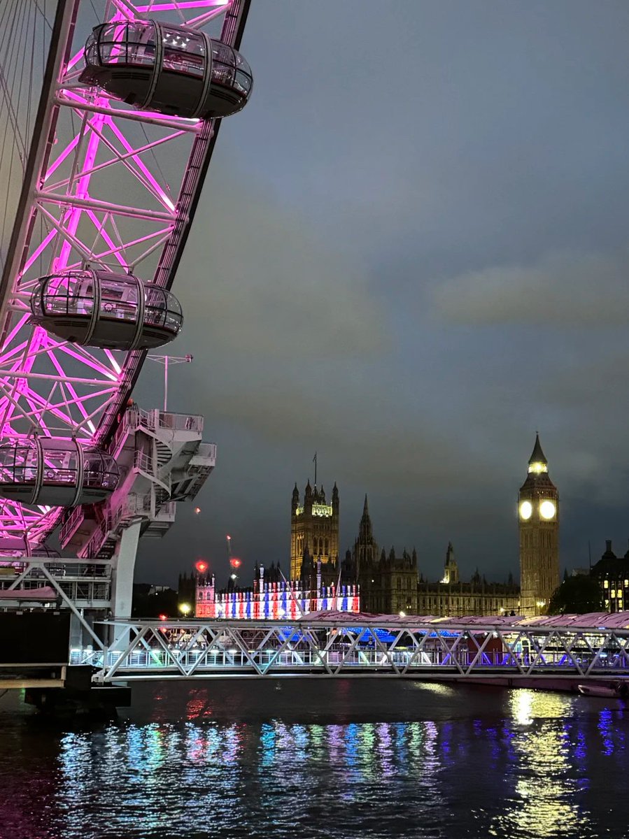 LinaNugroho's tweet image. London nights looking like a dream ✨🌉
Big Ben glowing London Eye glowing and the Thames reflecting it all 💡🌃🇬🇧
#LondonByNight #ThamesViews #CityLights
