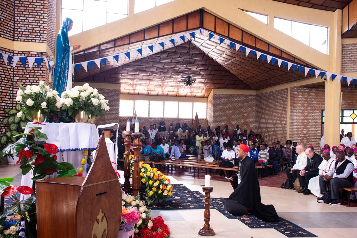 isangostar's tweet photo. Abepiskopi bagize Inteko y'Ihuriro ry'Inama z'Abepiskopi muri Afurika na Madagascar (SECAM) bahaye Icyubahiro ubutaka butagatifu babanza gusengera mu ngoro ya Bikira Mariya Nyina wa Jambo. https://t.co/CZZJwspHK2