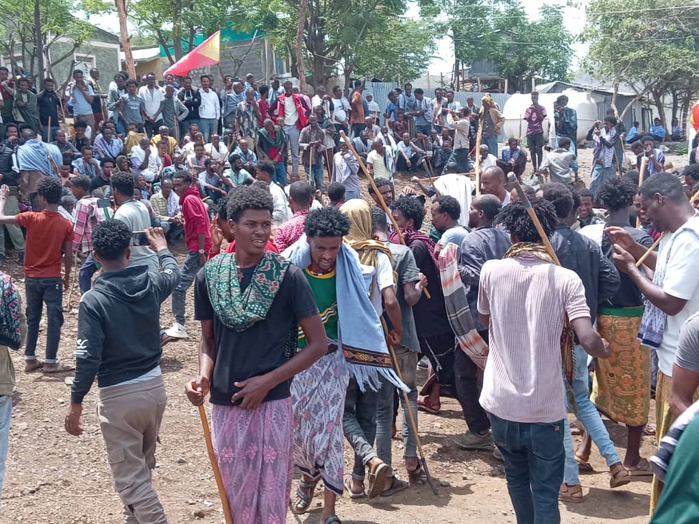 ProfKindeya's tweet photo. To obstruct the planned peaceful demonstration of #Chercher #Raya #Tigray, there were more than 18 security checkpoints ordered by John Medid. Yet they couldn't stop the people! Everyone was out and conveyed a strong message of #peace! People's will prevailed! https://t.co/Sja7UC538R