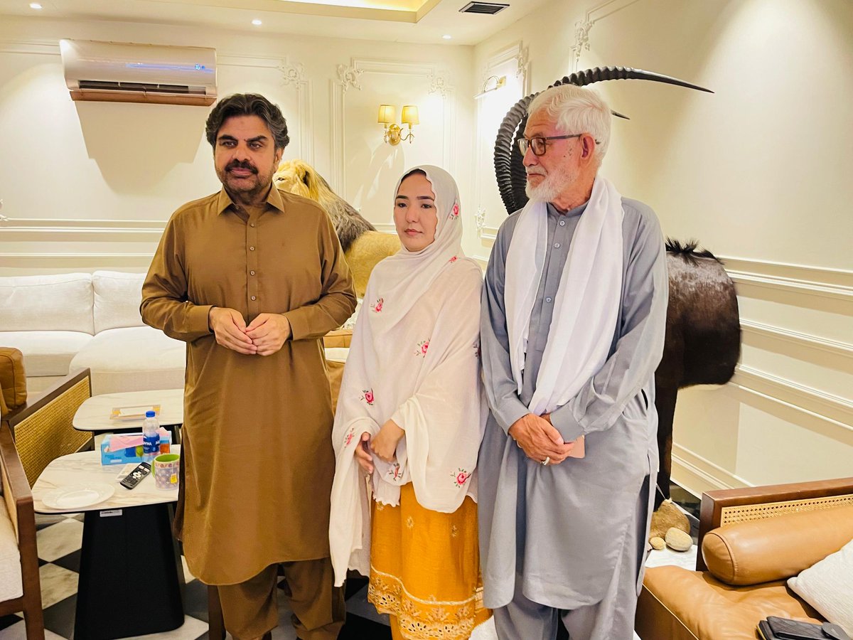 AhdiaMukhtar's tweet photo. Ahdia Batool Hazara, General Secretary of the Quetta Division Women's Wing, along with Engineer Hadi Askari and Malik Essa Khan Hazara, had the honor of meeting Sindh Energy Minister Syed Hussain Nasir Shah at Ali House, Karachi. https://t.co/dROX6HZmea
