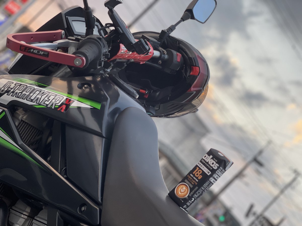 YukiRider_1026X's tweet photo. 本日の相棒🏍
ジム行って筋トレして、大筋肉痛になりながら帰宅。
綺麗な夕焼けで赤く色付いた夏の雲に見とれながらバイクで走るの気持ちよすぎる。
死ぬまでこれでいい。
#デトラ日記
#DTRACKERX https://t.co/aNrHm88Zz5