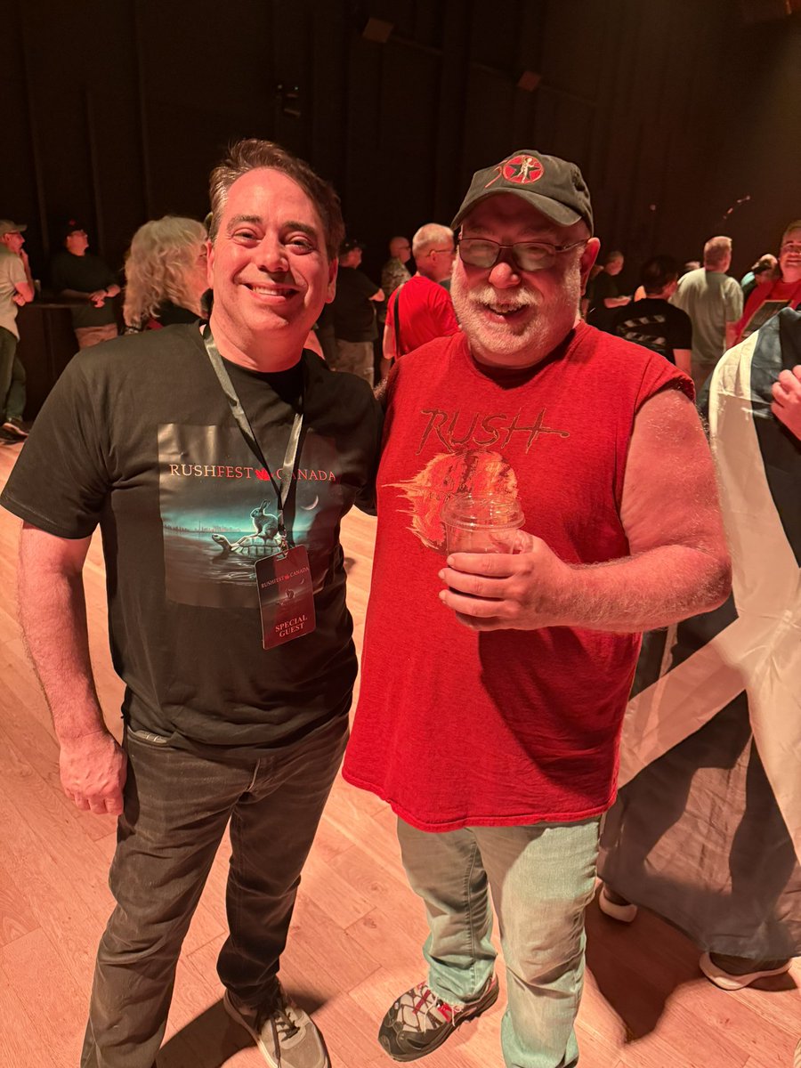 newworldrushman's tweet photo. Good morning #RushFamily
Happy Lifeson day everyone.👋
Another amazing day here at #RushFest
Had a great time getting together with some amazing people yesterday. ✌️ https://t.co/3msQJyg5YC
