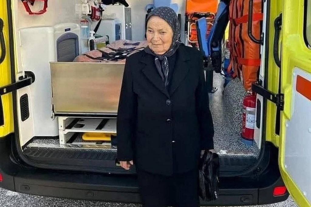 ⚫️ Με βαθιά συγκίνηση αποχαιρετούμε την Αθηνά Παπαχρήστου, μια γυναίκα που, χωρίς να ζητήσει ποτέ τίποτα για τον εαυτό της, τίμησε με τον βίο και τις πράξεις τον τόπο μας αλλά και την κοινωνία.

Η κυρά Αθηνά η γιαγιά της γειτονιάς, της αυλής, της ανθρωπιάς, δεν έγραψε ιστορία με