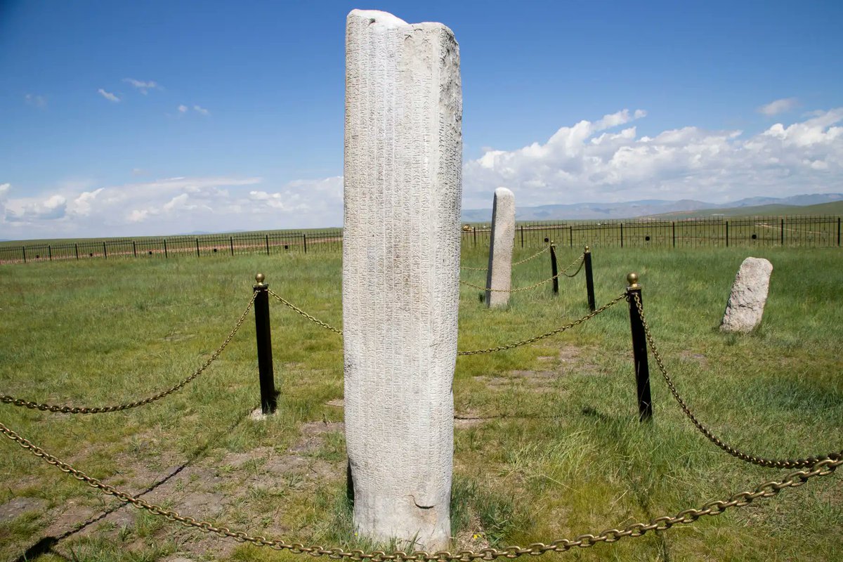 Türklerin tarihteki ilk yazılı belgesi Orhun Yazıtları'dır. MS 8 yüzyıl gibi oldukça geç bir dönemde (yazının keşfinden 5.800 yıl sonra) bir kaç dikili taş bırakmışlardır.

Bu yazıtları bulan kişi kim peki? 
Rusya vatandaşı Nikolay Mihayloviç Yadrintsev. 1889 yılında buldu.