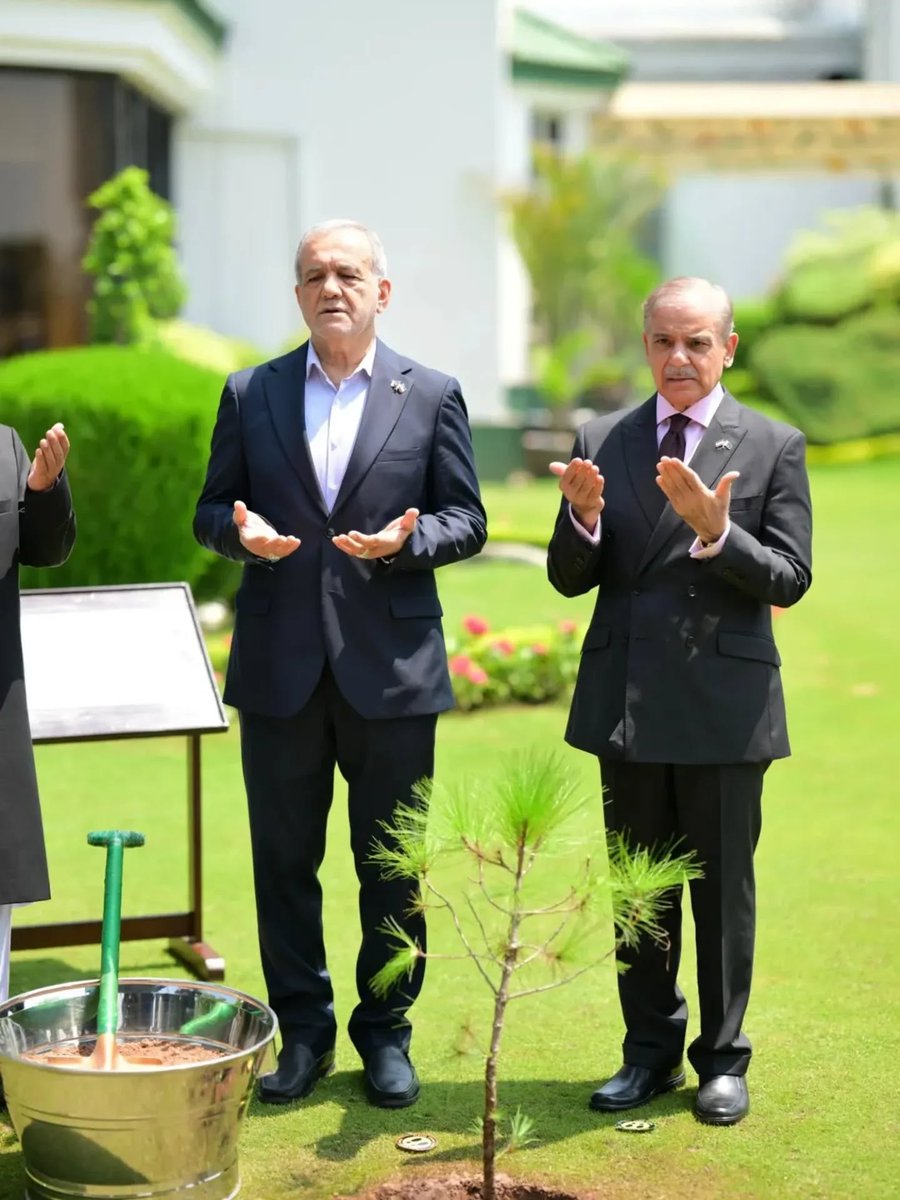 Iranian President Dr. Masoud Pezeshkian was warmly welcomed by Prime Minister Shehbaz Sharif at a formal ceremony in Islamabad today.
 National anthems were played, and a guard of honour was presented. President Pezeshkian also planted a commemorative sapling at the Prime
