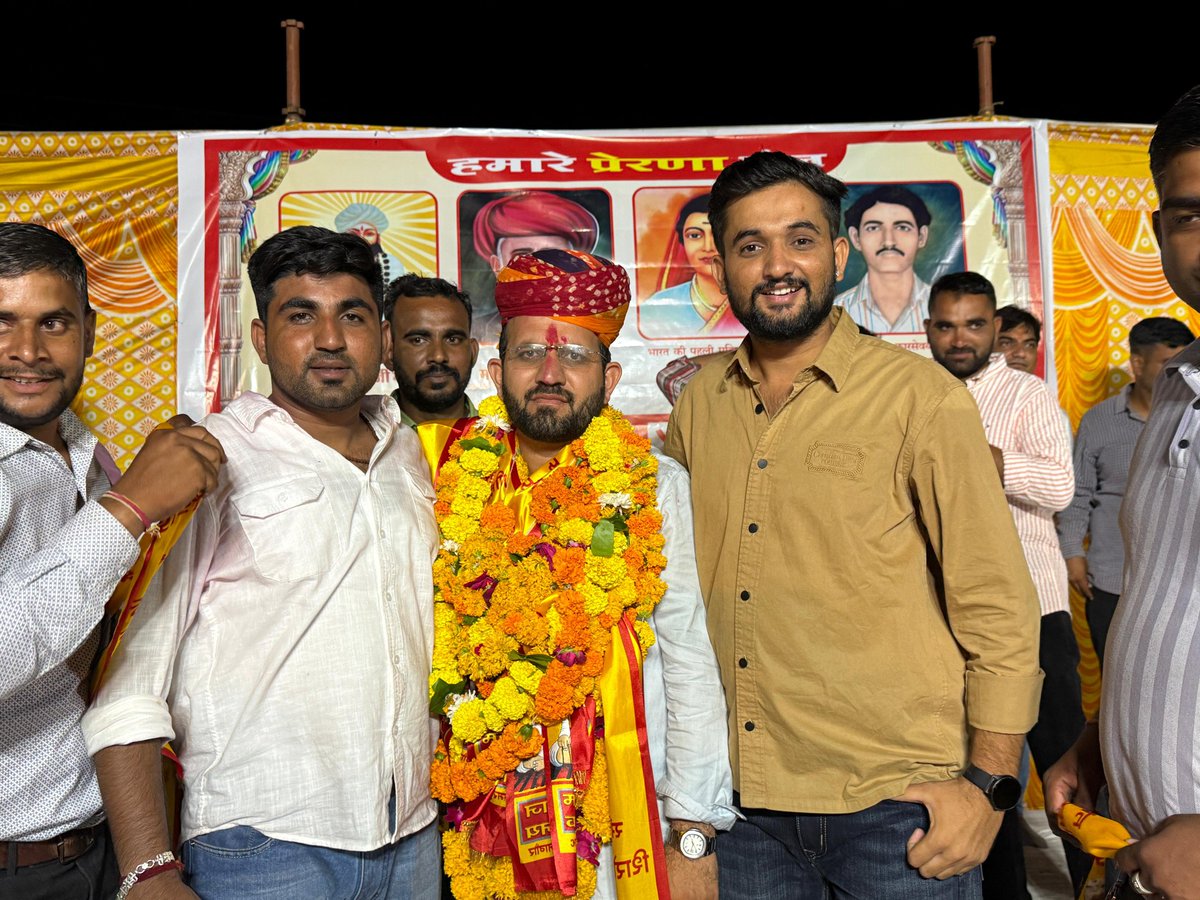 Girdhari_Jangid (@iam___sg10) on Twitter photo जोधपुर की सियासत में एक किसान परिवार से उभरा यह संघर्षशील सितारा, निश्चय ही राजनीति के आकाश में एक नया दीपक जलाएगा।
@NSUI जोधपुर अध्यक्ष बनने के बाद जब भाई <a href="/DrBabluSolanki/">Dr.Bablu Solanki saini</a> अपने पैतृक गांव तिंवरी में पधारे तो भाई <a href="/JnvuOmsingh/">Omsingh dewasi Jnvu</a> के साथ स्वागत एवं अभिनन्दन किया 💐♥️ जोधपुर की सियासत में एक किसान परिवार से उभरा यह संघर्षशील सितारा, निश्चय ही राजनीति के आकाश में एक नया दीपक जलाएगा।
@NSUI जोधपुर अध्यक्ष बनने के बाद जब भाई <a href="/DrBabluSolanki/">Dr.Bablu Solanki saini</a> अपने पैतृक गांव तिंवरी में पधारे तो भाई <a href="/JnvuOmsingh/">Omsingh dewasi Jnvu</a> के साथ स्वागत एवं अभिनन्दन किया 💐♥️
