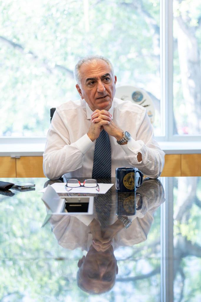 من به شاهزاده اعتماد دارم❌
من "فقط" به شاه اعتماد دارم✅

ساواکی به جز "شاه" ب همه مشکوکه ب همه
حتی اونایی ک دورشن

#همکاری_ملی