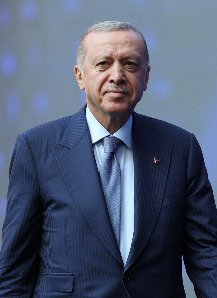 Seninle uzanır istikbale iz,
Sayende öğrendik dik durmayı biz,
Ummanlara akan  sanki bir deniz,
Dünyalara bedel bakışın Reis!

Gayretin Hak için bedenle-canla
Yol gitmesi zordur onca insanla,
Yürüsün ol namın; şerefle-şanla
Dünyalara bedel bakışın Reis!