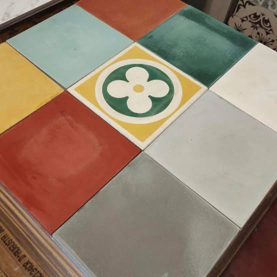 mau bini bikin rumah kaya apa yg penting gue sisain lahan buat bikin pendopo lantai tegel. nonton perkutut sambil bakar gaharu.