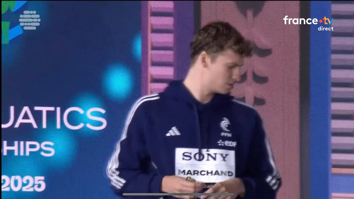 Quand le nom du sponsor est plus grand que celui du sportif…

#LéonMarchand #AQUASingapore2025