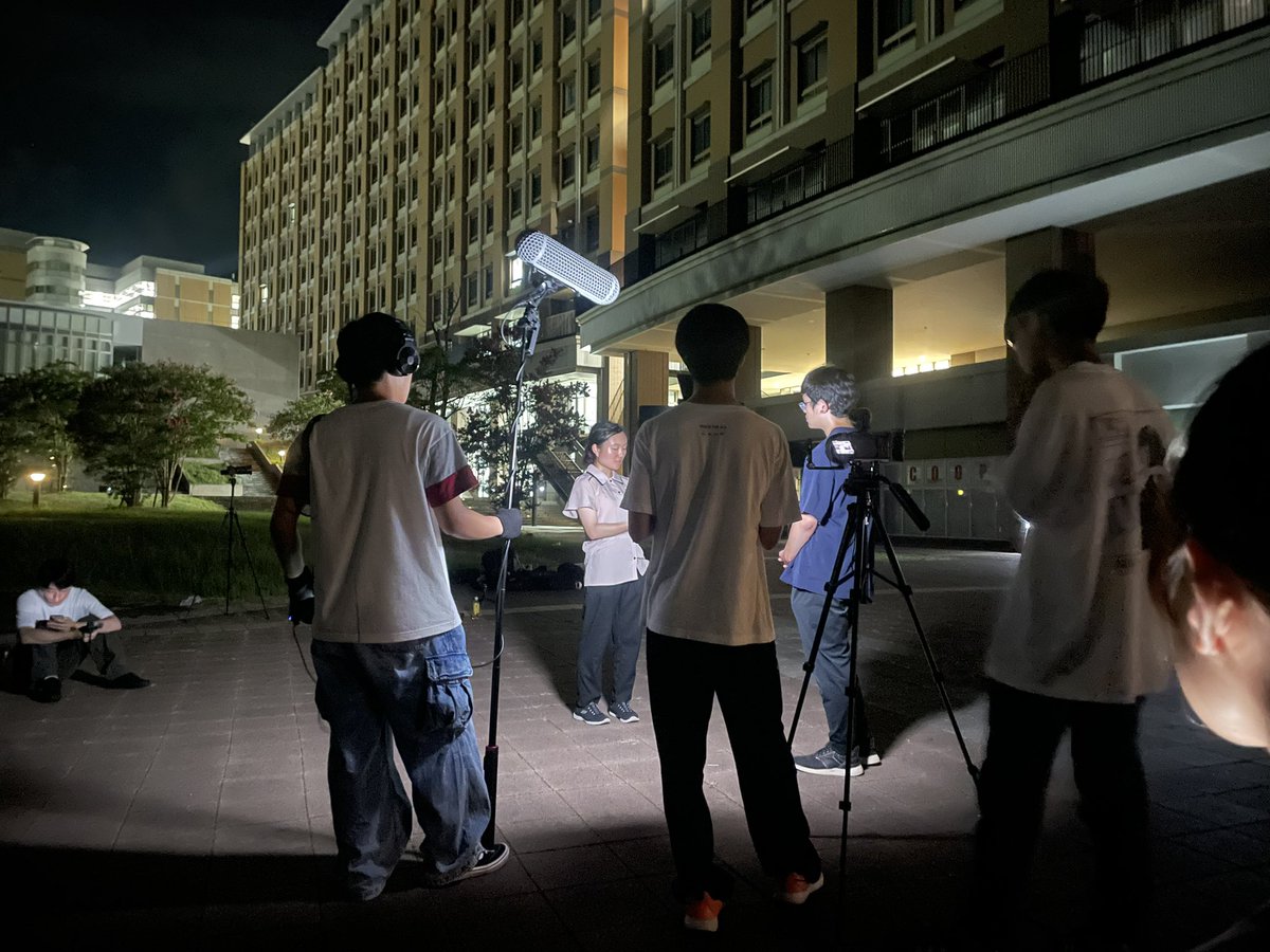 1年の江田さん脚本の『動脈、静脈』を撮影しています📸🍿
今日は夜シーンの撮影で、あと3日で全シーンを撮り終わります🙆‍♂️🙆‍♀️
今日は既に3時間程撮影していますが。。まだ頑張ります🔥🔥
 #九大映画研究部 #映画撮影 #映画研究部 #九大演劇部  #九州大学映画