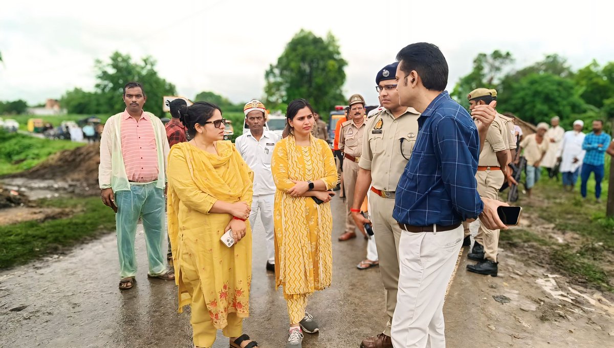 गोण्डा में हुई घटना की जानकारी मिलते ही घटना स्थल का निरीक्षण करते हुये मंडलायुक्त शशि भूषण लाल सुशील जी, जिलाधिकारी प्रियंका निरंजन जी, पुलिस अधीक्षक विनीत जायसवाल जी तथा मुख्य विकास अधिकारी अंकिता जैन 🚨💥👮
<a href="/CommGonda43/">Commissioner Devipatan</a> <a href="/dmgonda2/">DM / DEO Gonda</a> <a href="/CdoGonda/">CDO Gonda</a>