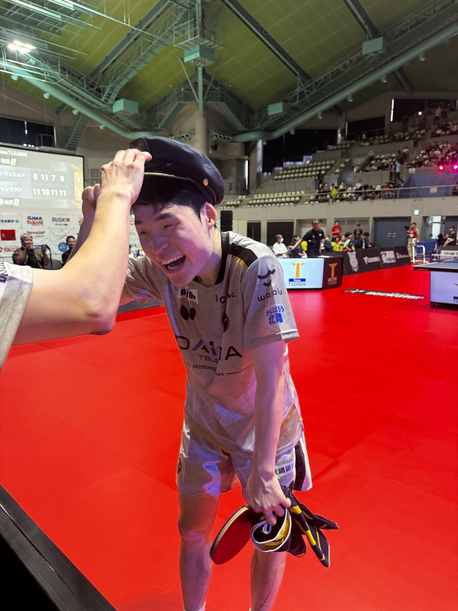 kanazawaport's tweet image. 🔵OFF SHOT📸🟡

8/3(土)の琉球アスティーダ戦、
勝利した #チャンウジン 選手に帽子を被せているのに気がつきましたか？👀

実は #松平健太 キャプテンのアイデアで、勝利した選手に船長帽子を被せる
勝利パフォーマンスを行うことになりました🛳️

今後の試合もお楽しみに☺️❣️

#金沢ポート