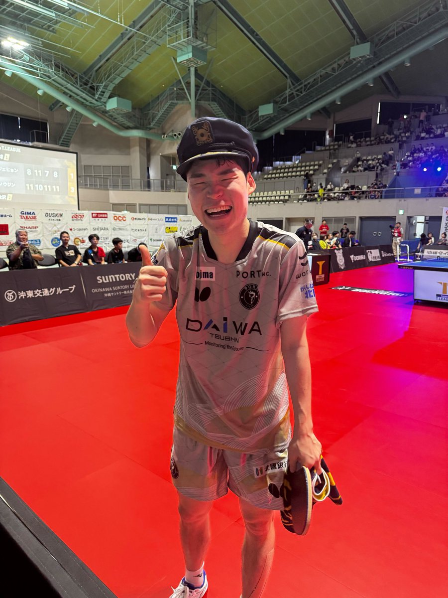 kanazawaport's tweet image. 🔵OFF SHOT📸🟡

8/3(土)の琉球アスティーダ戦、
勝利した #チャンウジン 選手に帽子を被せているのに気がつきましたか？👀

実は #松平健太 キャプテンのアイデアで、勝利した選手に船長帽子を被せる
勝利パフォーマンスを行うことになりました🛳️

今後の試合もお楽しみに☺️❣️

#金沢ポート