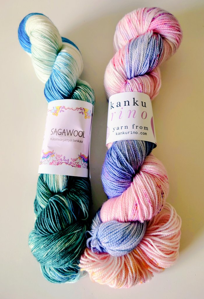 KirsiOjanpera's tweet image. Lovely hand-dyed yarns from Kankurino and Sagawool. 
The colors are inspired by summer berries 💙🩷

Ihanat käsin värjätyt langat Kankurinolta sekä Sagawoolilta.
Värit ovat saaneet inspiraationsa kesän marjoista 💙🩷
#handdyedyarn #yarnporn #lankahulluus #neuloosi #knitting