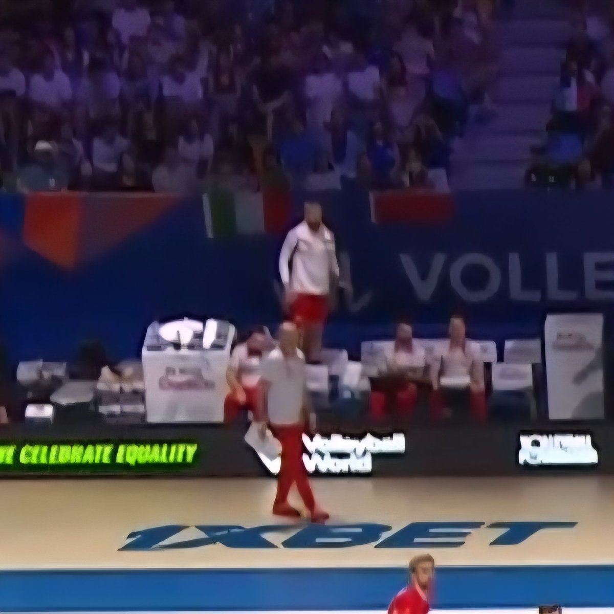 นักกายภาพกุมขมับ ทอมมันเดินไปเดินมายังพอทน ปีนเก้าอี้คือพอเลย 555555555 #วอลเลย์บอลชาย