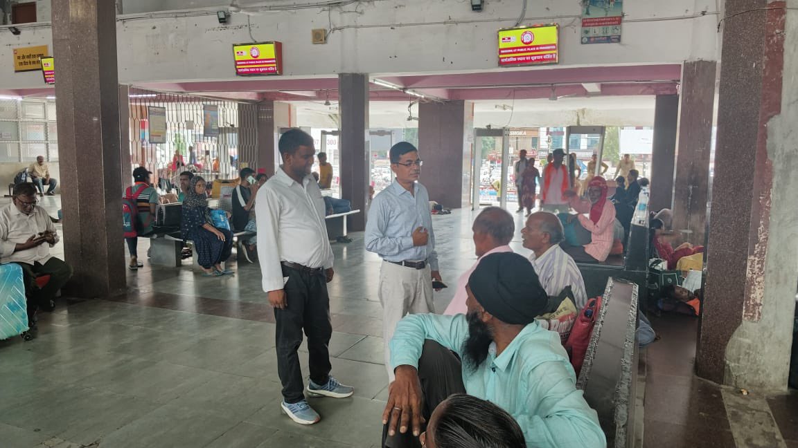 स्वच्छता रैली पहुंची स्वच्छ रेल की गली!

हरिद्वार रेलवे स्टेशन पर रेल कर्मचारियों की रैली ने प्लेटफॉर्म पर यात्रियों को स्टेशन परिसर में स्वच्छता बनाए रखने के लिए जागरूक किया।

 #SwachhtaAbhiyan