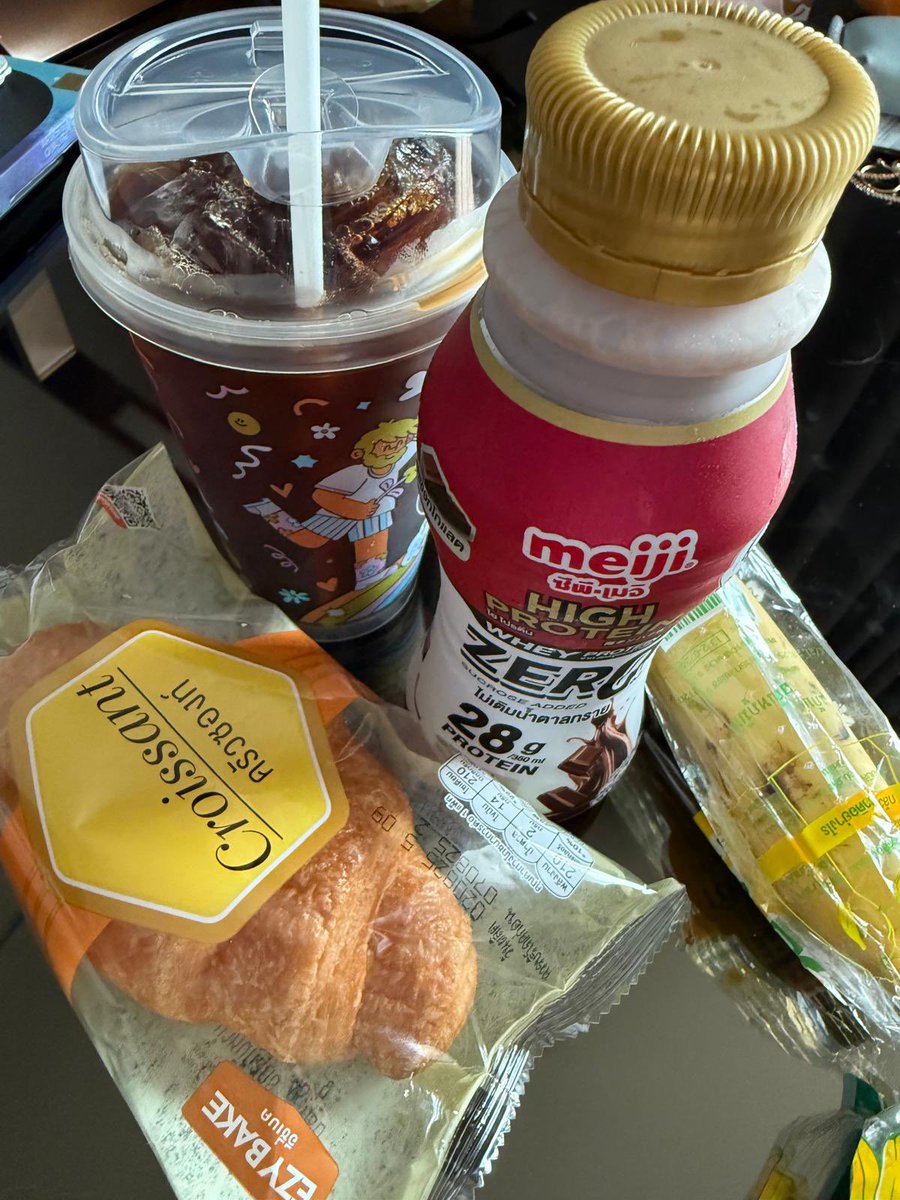 En jaksanut kävellä tänään hakemaan aamupalaa. Kaikki tämä kuljetettuna asunnon alakertaan. Noin 2€. 

On taas kyllä vaikeaa palata Suomeen syömään 16€ lounaita. 

#bangkok #GrabFoodTH