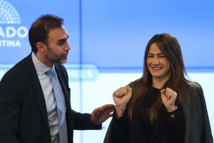 Gastón Ignacio Marra (@gastonmarraok) on Twitter photo Esta senadora nacional misionera (<a href="/DecutRojas/">Sonia Rojas Decut</a>) fue la que ejecutó la más asquerosa traición con la iniciativa ciudadana @fichalimpia. Se rió en la cara de todos nosotros. Y lo sigue haciendo.
Este año se renueva 1/3 del <a href="/SenadoArgentina/">Senado Argentina</a>.
Votemos personas con principios y valores. Esta senadora nacional misionera (<a href="/DecutRojas/">Sonia Rojas Decut</a>) fue la que ejecutó la más asquerosa traición con la iniciativa ciudadana @fichalimpia. Se rió en la cara de todos nosotros. Y lo sigue haciendo.
Este año se renueva 1/3 del <a href="/SenadoArgentina/">Senado Argentina</a>.
Votemos personas con principios y valores.