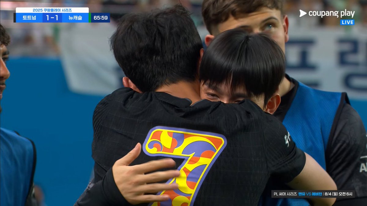 띠발 민혁이랑 안는거 진짜......깊생을 하게됨 세대가 바통터치 되는 느낌이라 하