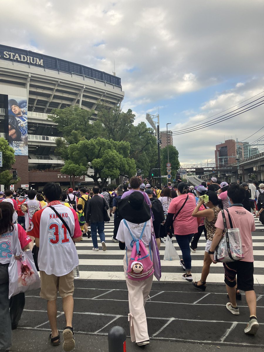 Ima_komomo's tweet photo. 浜スタでももクロ夏のバカ騒ぎ。
ももクロ久しぶりで調べたら2018年以来でした。久しぶりに来たらめちゃくちゃ楽しかったけどクタクタです。
帰りに野毛の内田日和で〆の🍺。
二度注ぎに🍺最高。 https://t.co/tC9f2AsaXj