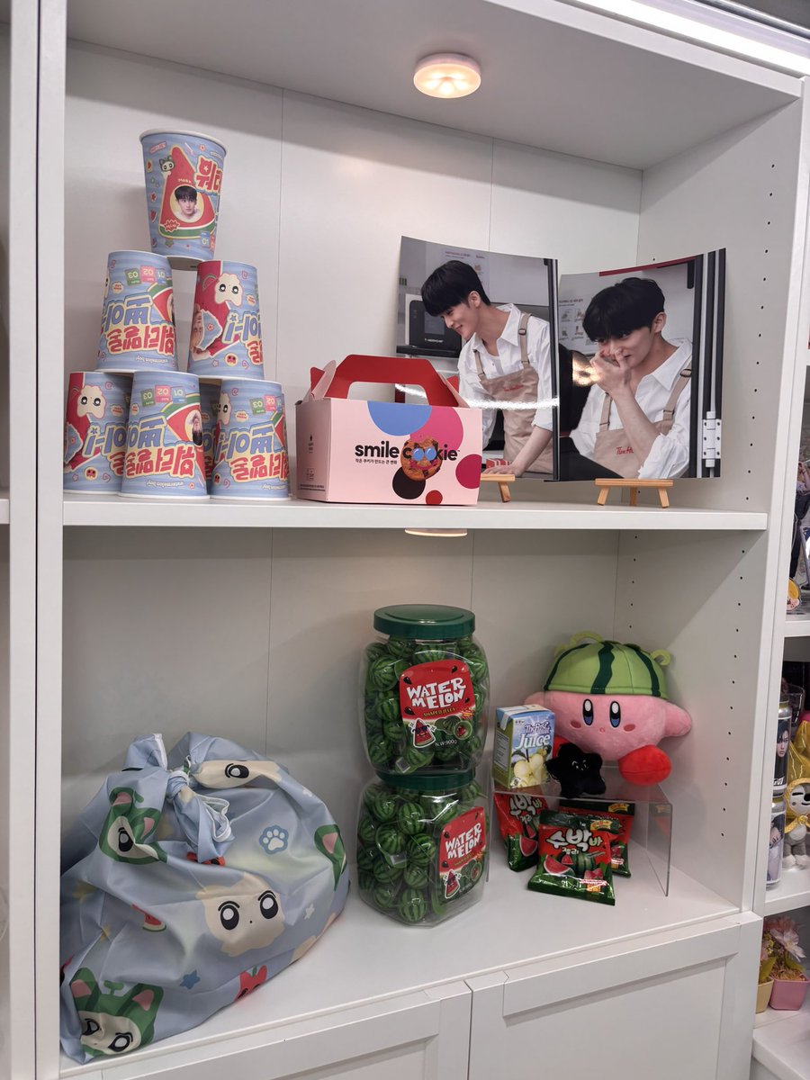 remarkUya's tweet photo. 생카 내부 너무 너무 귀엽구 직원분들도 너무 착하고 귀여우셨어요ㅜㅜ 럭드도 너무 잘 나와서 행복했습니다..🥺💕 정말 마크를 사랑 할 수박에.. 없는 카페

 #마크_사랑할_수박_에 https://t.co/YbuVQYItVk