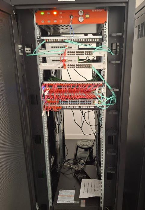 ServerRoomKit's tweet image. Another installation for our #serverrack #firesuppression system. The rack mounted fire suppression system is available in 2 sizes to cover racks up to 27U and up to 47U respectively. Ideally installed at the top of a server cabinet the system provides an ideal #firesolution when…
