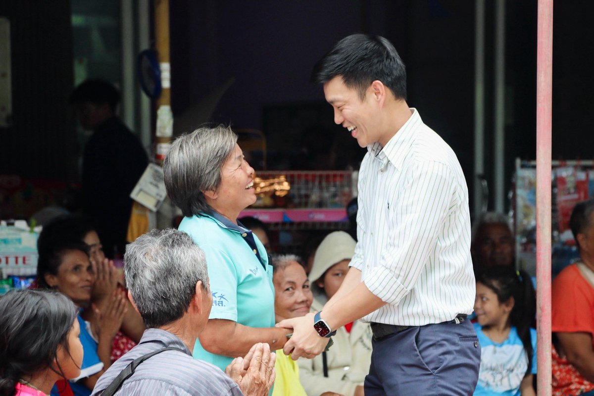 teng_pple's tweet photo. [ มองไปข้างหน้า เศรษฐกิจที่ต้องฟื้นฟูของจังหวัดตราด ]
.
วันนี้ (3 สิงหาคม) ผมเดินทางมายังจังหวัดตราด พร้อมคณะ สส. พรรคประชาชน เพื่อติดตามและรับฟังผลกระทบจากสถานการณ์ชายแดนไทย–กัมพูชา
.
แม้จังหวัดตราด จะไม่มีเหตุปะทะมากนัก เมื่อเทียบกับจังหวัดชายแดนอื่น ๆ  แต่เป็นจังหวัดที่ได้รับ��ลกระทบใหญ่ ๆ หลายเรื่องมาอย่างยาวนาน ตั้งแต่เรื่องประมง โควิด และชายแดน  ทำให้ผู้คนได้รับผลกระทบเป็นวงกว้าง และเป็นมาอย่างต่อเนื่องยาวนาน
.
สถานการณ์ชายแดนล่าสุด ทำให้ผู้ประกอบการหลายส่วนได้รับผลกระทบ ทั้งขาดคน ขาดตลาด และขาดเงินทุน นโยบาย Soft Loan ของภาครัฐยังเข้าไม่ถึง และยังไม่ตอบโทย์ความต้องการในด้านอื่น ๆ เช่น แรงงาน และการหาตลาดอื่นทดแทนได้ 
.
ภาคการเกษต�� ก็ได้รับผลกระทบจากการขาดแคลนแรงงาน  ลำไยที่ใกล้ฤดูกาลเก็บเกี่ยว อาจได้รับผลกระทบหากเก็บเกี่ยวไม่ทัน การท่องเที่ยวยังซบเซา เนื่องจากนักท่องเที่ยวทั้งไทย และต่างชาติยังขาดความเชื่อมั่น 
.
ทั้งหมดนี้ คือ ปัญหาของชาวจังหวัดตราด ที่เครื่องจักรหลักทางเศรษฐกิจทุกตัว กำลังหยุดชะงักลง และสร้างผลกระทบต่อชาวตราดเป็นจำนวนมาก
.
สิ่งที่ประชาชนในพื้นที่ต้องการคือ นโยบายเยียวยาที่ตอบโจทย์บริบทของแต่ละพื้นที่ ทั้งเงินช่วยเหลือรายครัวเรือน เพื่อชดเชยรายได้ที่หายไป และสินเชื่อดอกเบี้ยต่ำ เพื่อให้ภาคธุรกิจสามารถฟื้นฟูและเดินหน้าต่อได้  รวมถึงการปรับปรุงกฎระเบียบและค่าธรรมเนียมต่าง ๆ เพื่อลดภาระให้กับผู้ประกอบการ ในการจัดหาแรงงานทดแทนจากแหล่งอื่น ๆ แทนส่วนที่ขาดหายไปได้
.
วันนี้ ผมและ สส.พรรคประชาชน จะทำหน้าที่เป็นกระบอกเสียงของประชาชนอย่างเต็มที่ เพื่อผลักดันให้เกิดการด��เนินนโยบายที่ ตอบโจทย์กับประชาชนในพื้นที่ต่อไปครับ