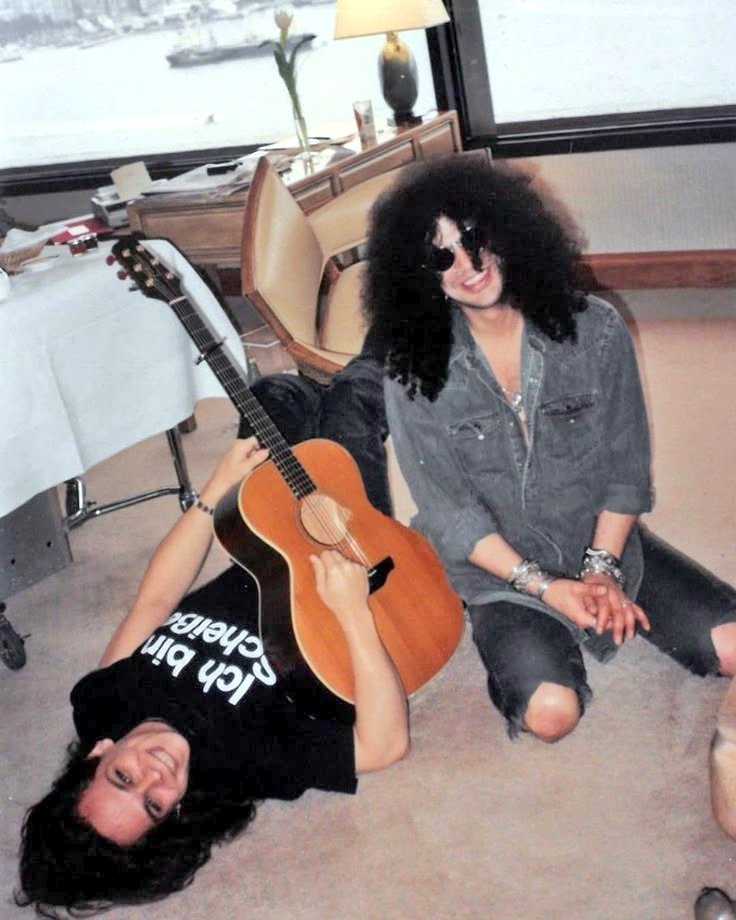 COOL 🩷🤍💛 #Slash <a href="/blackdiamondrs/">Slash's fan joseph italia</a> <a href="/AllCautions/">All Cautions for GNR ⚡</a> <a href="/chloessnakepit/">chloe 🎩❤️‍🔥</a> <a href="/EmaEmaRock/">SlashTorino🇮🇹🤘</a> <a href="/SlashArmyAUT/">Slash Army Austria 🇦🇹</a>