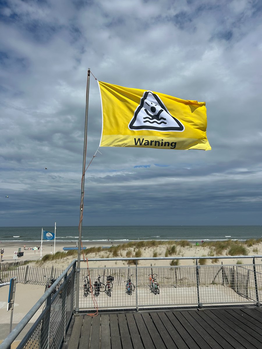Het is gevaarlijk om de zee in te gaan! 🌊❗ Op de Westlandse stranden is zondag de gele vlag gehesen. Meer informatie lees je op onze website 👉🏻 bit.ly/gelevlag
