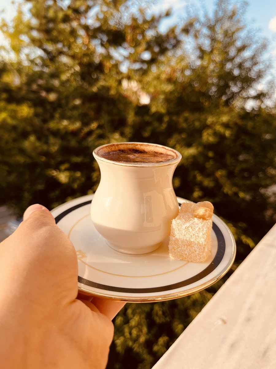 platoniği olduğum beyin umre hikayelerini balkonda kahve içerek izliyorum umarım sadece ben gıpta ediyor hayranlık duyuyorumdur