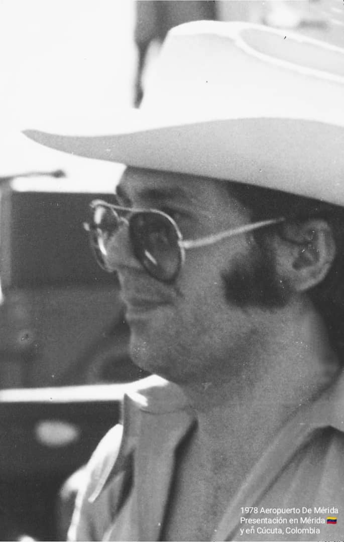 Que tal va el verano Raphaelistas?? Creo que a tod@s nos gustaría ver una imagen de  <a href="/RAPHAELartista/">𝗥𝗔𝗣𝗛𝗔𝗘𝗟</a> de vacaciones!! También #enveranoraphael, nos regalas un saludo #Raphael ??