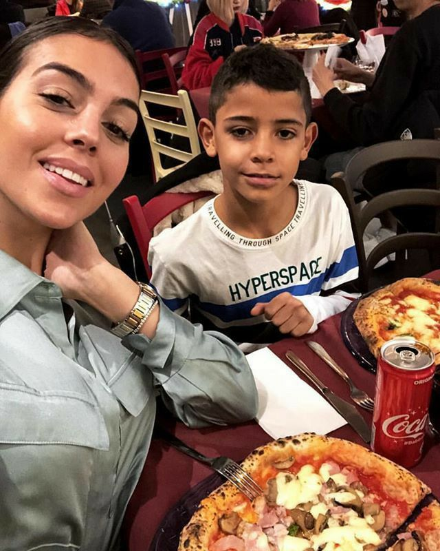 CrRonaldo7Jr's tweet photo. Selfie With Mom ♥️♥️ https://t.co/TGlhPGUn9k