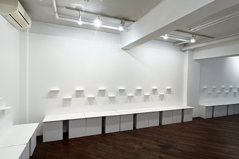 thelibrary_2018's tweet photo. 「THE LIBRARY 2025」がいよいよ始まります。今日は作品搬入と展示台設営が行われました。展示台の設営では、出品作家はじめ8名の方たちにお手伝いいただき、今年も美しいディスプレイが出来上がりました。作品が展示される前の姿をご覧ください。明日は朝から郵送作品の開封と全作品撮影を行います。 https://t.co/trVxbM9VVo